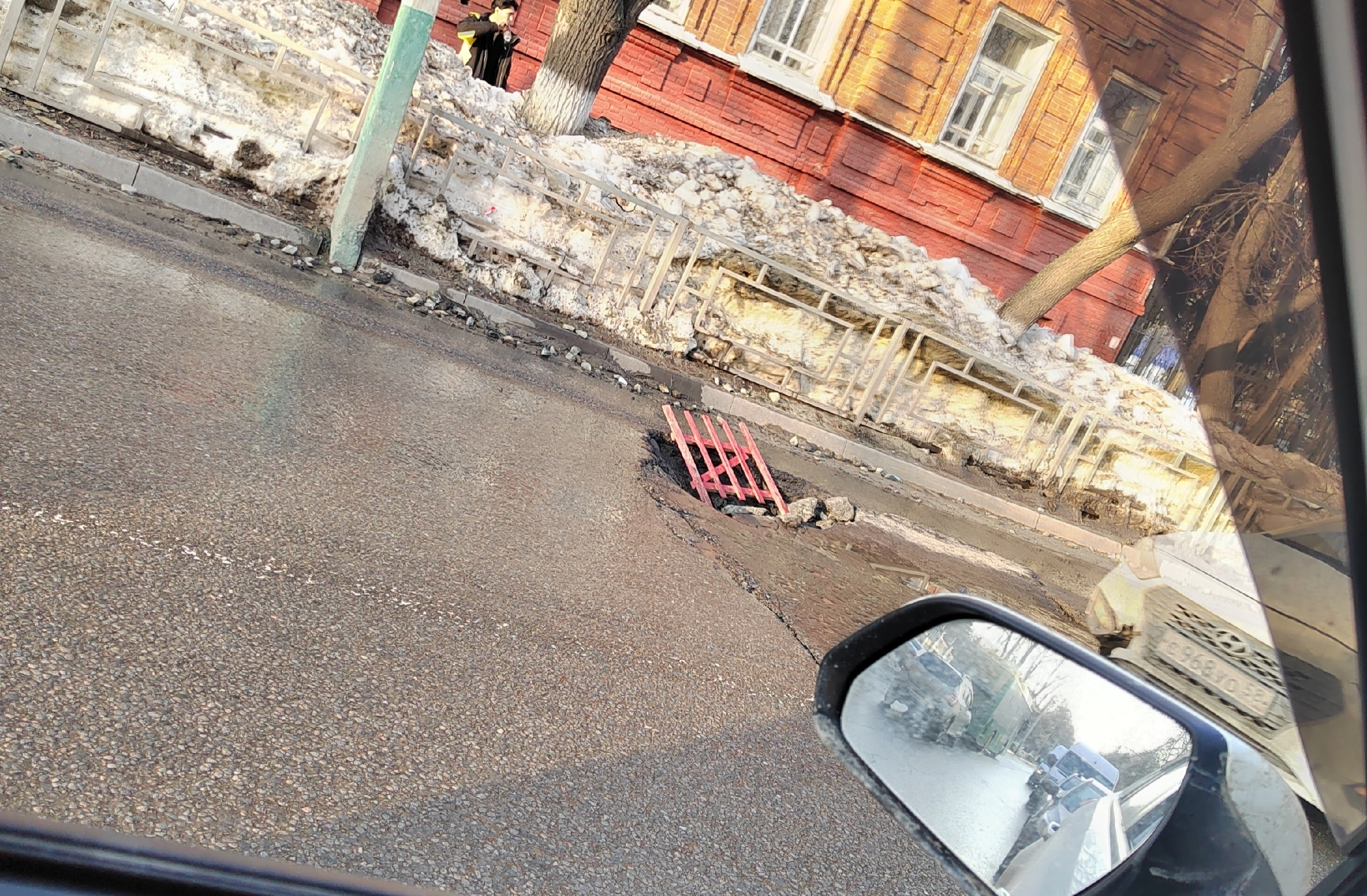 Опасная яма на ул. Лермонтова в Пензе угрожает пешеходам и водителям