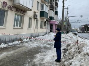 В Пензе прокуратура начала проверку после падения наледи с крыши на подростка