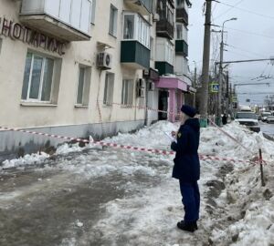 В Пензе прокуратура начала проверку после падения наледи с крыши на подростка
